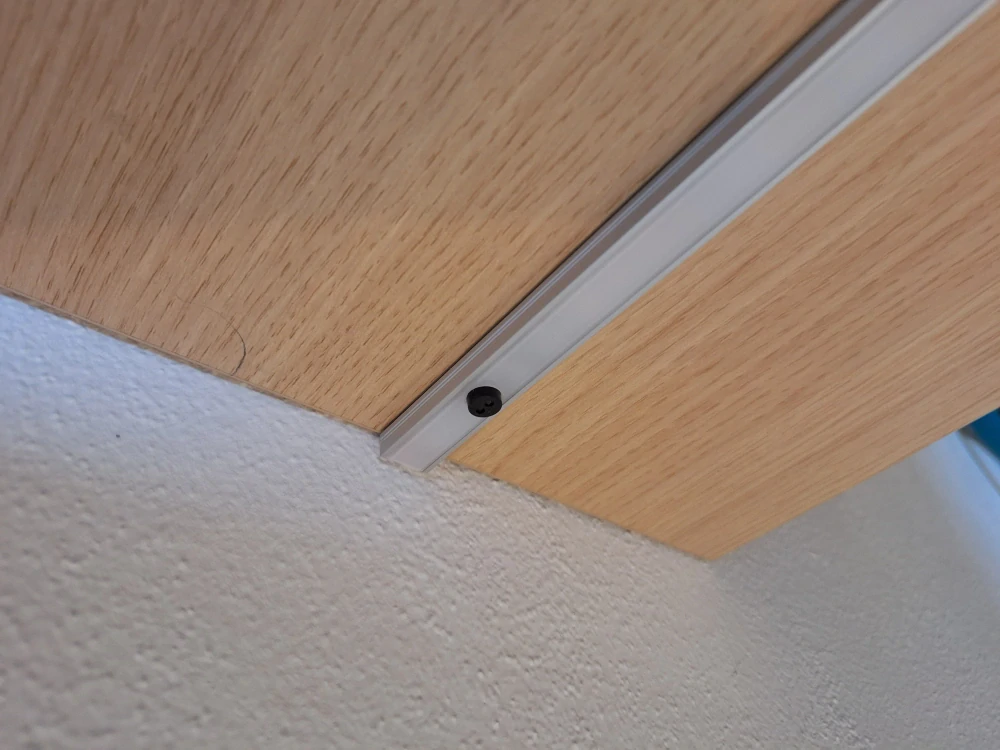 Bezdotykový vypínač do profilu